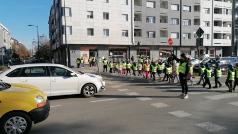 ЗА БЕЗБЕДНОСТ ЂАКА НИЖИХ РАЗРЕДА У САОБРАЋАЈУ: У Новом Саду представљен пројекат Школске саобраћајне патроле (ФОТО)