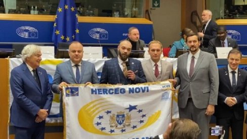 U BRISELU DELEGACIJI URUČENA ZASTAVA: Herceg Novi je i zvanično Evropski grad sporta za narednu godinu
