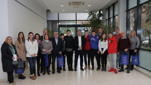 ŠKOLE DOBILE DRONOVE: Novo nastavno sredstvo za đake na Vračaru ŠKOLE DOBILE DRONOVE: Novo nastavno sredstvo za đake na Vračaru