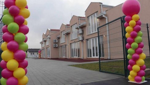MINISTARKA PROSVETE U RADINCU: Oko 300 mališana dobilo savremeni vrtić MINISTARKA PROSVETE U RADINCU: Oko 300 mališana dobilo savremeni vrtić