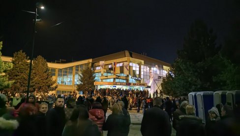 VELIKI BROJ LJUDI ISPRED HALE U VRANJU: Veličanstvena atmosfera naskupu liste Aleksandar Vučić - Srbija ne sme da stane (FOTO/VIDEO VELIKI BROJ LJUDI ISPRED HALE U VRANJU: Veličanstvena atmosfera naskupu liste Aleksandar Vučić - Srbija ne sme da stane (FOTO/VIDEO