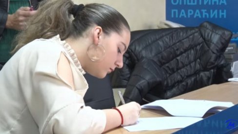 POTPISAN JOŠ JEDAN UGOVOR: Obezbeđen novac za seosku kuću u opštini Paraćin POTPISAN JOŠ JEDAN UGOVOR: Obezbeđen novac za seosku kuću u opštini Paraćin