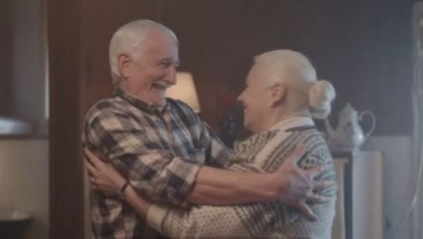 ВУЧИЋ ОБЈАВИО СНИМАК: Када жена стане, стала је цела породица (ВИДЕО) ВУЧИЋ ОБЈАВИО СНИМАК: Када жена стане, стала је цела породица (ВИДЕО)