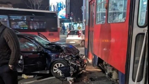AUTO SE ZAKUCAO U TRAMVAJ: Saobraćajna nesreća u centru Beograda, delovi vozila svuda po putu (VIDEO) AUTO SE ZAKUCAO U TRAMVAJ: Saobraćajna nesreća u centru Beograda, delovi vozila svuda po putu (VIDEO)