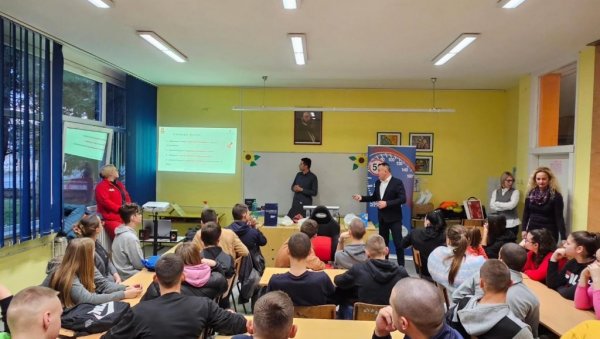 ДА БУДУ БЕЗБЕДНИЈИ У САОБРАЋАЈУ: Едукација за најмлађе и пензионере у Општини Нова Црња ДА БУДУ БЕЗБЕДНИЈИ У САОБРАЋАЈУ: Едукација за најмлађе и пензионере у Општини Нова Црња