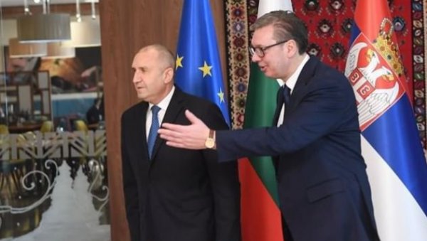 ВУЧИЋ СЕ САСТАО СА РАДЕВИМ: Срдачан дочек и изузетан повод за поновни сусрет (ФОТО) ВУЧИЋ СЕ САСТАО СА РАДЕВИМ: Срдачан дочек и изузетан повод за поновни сусрет (ФОТО)