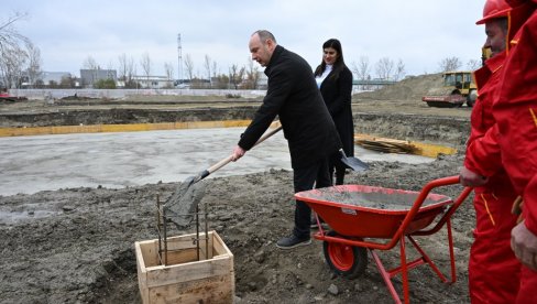 JUGOVIĆEVO DOBIJA ŠKOLU: Položen kamen temeljac za novu obrazovnu ustanovu u novosadskom naselju JUGOVIĆEVO DOBIJA ŠKOLU: Položen kamen temeljac za novu obrazovnu ustanovu u novosadskom naselju
