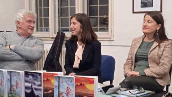 “КОМЕ СМЕТА МОЈА ПЕСМА“: У Параћину промовисана књига Јоване Живадиновић (ФОТО) “КОМЕ СМЕТА МОЈА ПЕСМА“: У Параћину промовисана књига Јоване Живадиновић (ФОТО)