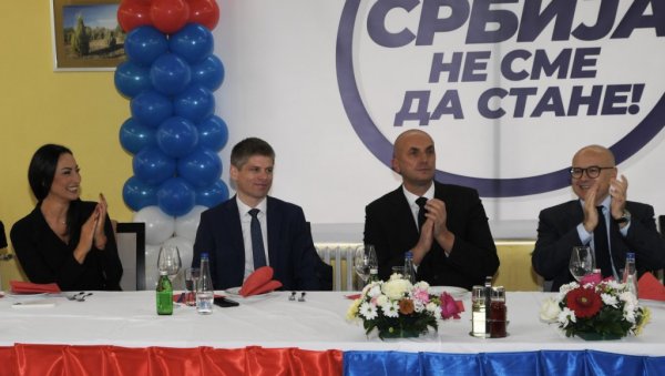 ВУЧЕВИЋ, ГУЈОН И ВРАНЕШ СА НАЈСТАРИЈИМ СУГРАЂАНИМА: Хвала пензионерима на подршци, разумевању и љубави према отаџбини (ВИДЕО) ВУЧЕВИЋ, ГУЈОН И ВРАНЕШ СА НАЈСТАРИЈИМ СУГРАЂАНИМА: Хвала пензионерима на подршци, разумевању и љубави према отаџбини (ВИДЕО)