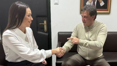 EVO NEVENA ĐURIĆ I JA SE I DALJE SVAĐAMO: Gašić fotografijom demantovao pisanje Nove (FOTO) EVO NEVENA ĐURIĆ I JA SE I DALJE SVAĐAMO: Gašić fotografijom demantovao pisanje Nove (FOTO)