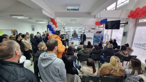 НАСИЛНИЦИ СУ У СТРАХУ ЈЕР ЗНАЈУ ДА СРБИЈА ПОБЕЂУЈЕ: Из ГО СНС у Крагујевцу оштро осудили насиље на Унију жена НАСИЛНИЦИ СУ У СТРАХУ ЈЕР ЗНАЈУ ДА СРБИЈА ПОБЕЂУЈЕ: Из ГО СНС у Крагујевцу оштро осудили насиље на Унију жена
