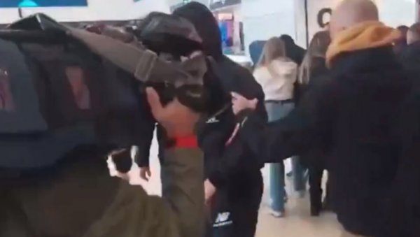 ХАОС И У ЗАГРЕБУ: Бед блу бојси се враћају из грчких затвора после убиства навијача АЕК-а, а на аеродрому у Хрватској - инцидент (ВИДЕО) ХАОС И У ЗАГРЕБУ: Бед блу бојси се враћају из грчких затвора после убиства навијача АЕК-а, а на аеродрому у Хрватској - инцидент (ВИДЕО)