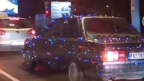 ZAŠTO OKITITI SAMO KUĆU, KAD MOŽETE I AUTO? Ovo vozilo ne možete da ne primetite - Urnebesan snimak kruži društvenim mrežama (VIDEO) ZAŠTO OKITITI SAMO KUĆU, KAD MOŽETE I AUTO? Ovo vozilo ne možete da ne primetite - Urnebesan snimak kruži društvenim mrežama (VIDEO)