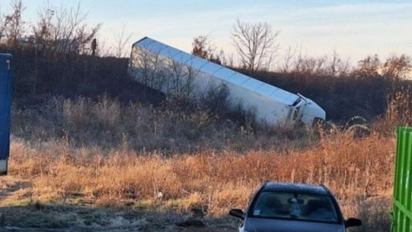 ОГРОМАН КАМИОН СЛЕТЕО СА ПУТА И ПРЕВРНУО СЕ: Фотографије саобраћајке у Крагујевцу (ФОТО) ОГРОМАН КАМИОН СЛЕТЕО СА ПУТА И ПРЕВРНУО СЕ: Фотографије саобраћајке у Крагујевцу (ФОТО)