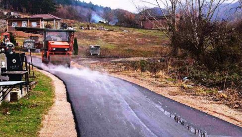 RADOVI KOD PARAĆINA: Asfalt za ulicu u Gornjoj Mutnici (FOTO)