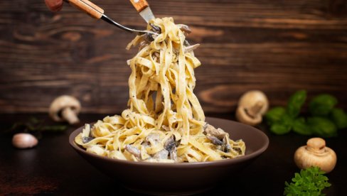 GOTOVA ZA 15 MINUTA, PREUKUSAN I JEDNOSTAVAN RUČAK: Posna pasta sa pečurkama, za celu porodicu GOTOVA ZA 15 MINUTA, PREUKUSAN I JEDNOSTAVAN RUČAK: Posna pasta sa pečurkama, za celu porodicu
