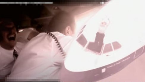 STRAŠNO: Pilot isisan kroz prozor na 5.000 metara, kolega ga držao - pogrešni šrafovi stavljeni na staklo (VIDEO) STRAŠNO: Pilot isisan kroz prozor na 5.000 metara, kolega ga držao - pogrešni šrafovi stavljeni na staklo (VIDEO)