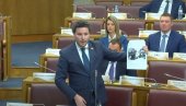 ШОК У СКУПШТИНИ ЦРНЕ ГОРЕ Абазовић показао слике: Он је финансирао ИСИС и Хамас ШОК У СКУПШТИНИ ЦРНЕ ГОРЕ Абазовић показао слике: Он је финансирао ИСИС и Хамас
