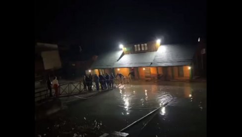 POTONUO SPLAV U SMEDEREVU: Noćas bilo svečano otvaranje, gosti uspaničeno vrište i beže kroz vodu koja nadire POTONUO SPLAV U SMEDEREVU: Noćas bilo svečano otvaranje, gosti uspaničeno vrište i beže kroz vodu koja nadire