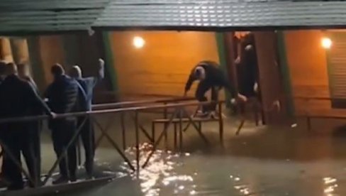 OTVARANJE SPLAVA SE ZAVRŠILO DRAMATIČNO: Evo šta je uzrok sinoćne drame u Smederevu (VIDEO) OTVARANJE SPLAVA SE ZAVRŠILO DRAMATIČNO: Evo šta je uzrok sinoćne drame u Smederevu (VIDEO)