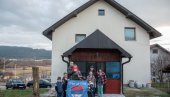 SKUĆILI SE ZAHVALJUJUĆI HUMANOSTI:„Srbi za Srbe” darivali kuću porodici Krstonić SKUĆILI SE ZAHVALJUJUĆI HUMANOSTI:„Srbi za Srbe” darivali kuću porodici Krstonić