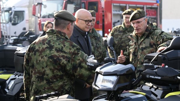 ПРЕДСТАВЉЕНА НОВА ВОЗИЛА ЗА ВОЈСКУ СРБИЈЕ: Присуствовали министар Вучевић и генерал Мојсиловић (ФОТО) ПРЕДСТАВЉЕНА НОВА ВОЗИЛА ЗА ВОЈСКУ СРБИЈЕ: Присуствовали министар Вучевић и генерал Мојсиловић (ФОТО)