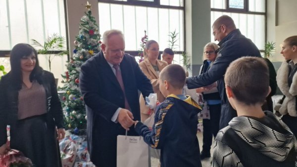 ПОКЛОНИ ИЗ УДРУЖЕЊА „ИЛИНДЕН“: Пакетићи за лексовачке малишане који уче македонски ПОКЛОНИ ИЗ УДРУЖЕЊА „ИЛИНДЕН“: Пакетићи за лексовачке малишане који уче македонски
