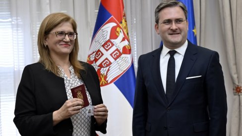MOM OCU STE VRATILI POREKLO: Na svečanosti u Vladi, ministar Nikola Selaković uručio srpski pasoš Mariji Jovović MOM OCU STE VRATILI POREKLO: Na svečanosti u Vladi, ministar Nikola Selaković uručio srpski pasoš Mariji Jovović