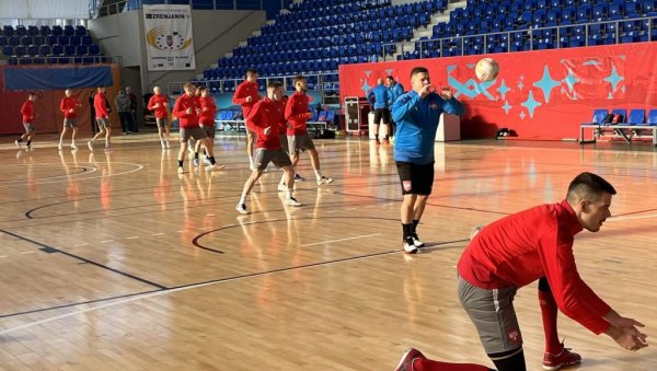 ПОТРЕБНА ПОБЕДА ЗА ПЛАСМАН НА СВЕТСКИ ШАМПИОНАТ: Футсал репрезентација се у Зрењанину припрема за дуел са Пољском (ФОТО/ВИДЕО) ПОТРЕБНА ПОБЕДА ЗА ПЛАСМАН НА СВЕТСКИ ШАМПИОНАТ: Футсал репрезентација се у Зрењанину припрема за дуел са Пољском (ФОТО/ВИДЕО)
