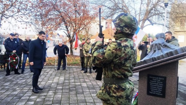 ИМЕНА ПАЛИХ ЈУНАКА КОНАЧНО НА СПОМЕНИКУ: У Параћину почаст борцима из ратова деведесетих (ФОТО) ИМЕНА ПАЛИХ ЈУНАКА КОНАЧНО НА СПОМЕНИКУ: У Параћину почаст борцима из ратова деведесетих (ФОТО)