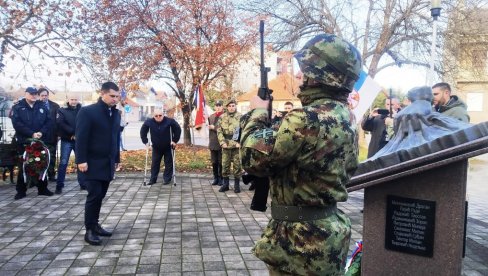 IMENA PALIH JUNAKA KONAČNO NA SPOMENIKU: U Paraćinu počast borcima iz ratova devedesetih (FOTO) IMENA PALIH JUNAKA KONAČNO NA SPOMENIKU: U Paraćinu počast borcima iz ratova devedesetih (FOTO)