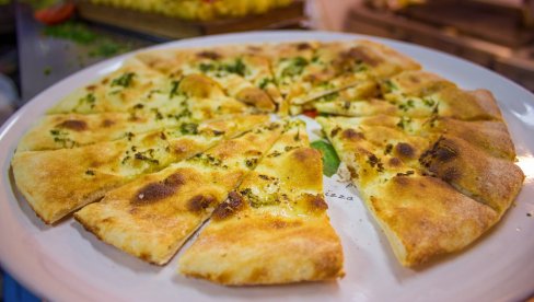 BRZINSKI RECEPT I TESTO OD SAMO 2 SASTOJKA : Lažna pica sa belim lukom BRZINSKI RECEPT I TESTO OD SAMO 2 SASTOJKA : Lažna pica sa belim lukom