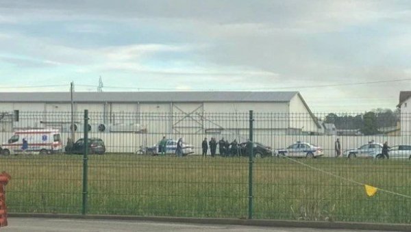 НАПАДАЧ УХАПШЕН, РАЊЕНИ ПРЕВЕЗЕН У БЕОГРАД: Слике са места пуцњаве код Шапца, огласила се и полиција (ФОТО) НАПАДАЧ УХАПШЕН, РАЊЕНИ ПРЕВЕЗЕН У БЕОГРАД: Слике са места пуцњаве код Шапца, огласила се и полиција (ФОТО)