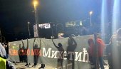 ЂИЛАСОВЕ ПРИСТАЛИЦЕ ПОРУЧУЈУ: Сви ми плаћамо дрогу посланичким платама (ФОТО) ЂИЛАСОВЕ ПРИСТАЛИЦЕ ПОРУЧУЈУ: Сви ми плаћамо дрогу посланичким платама (ФОТО)