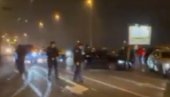 РАЗБИЈЕНА ВОЗИЛА, ПОЛИЦИЈА ОДВОДИ ОСУМЊИЧЕНЕ: Филмска акција загребачке полиције (ВИДЕО) РАЗБИЈЕНА ВОЗИЛА, ПОЛИЦИЈА ОДВОДИ ОСУМЊИЧЕНЕ: Филмска акција загребачке полиције (ВИДЕО)