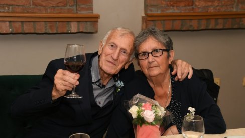 SAMO DOGOVOR KUĆU GRADI: Mara i Dragan Pavlović iz Sopota nedavno obeležili šest decenija srećnog i skladnog braka SAMO DOGOVOR KUĆU GRADI: Mara i Dragan Pavlović iz Sopota nedavno obeležili šest decenija srećnog i skladnog braka