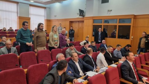 HAOS NA SEDNICI SKUPŠTINE GRADA TREBINJA: Zviždaljkama ometan rad HAOS NA SEDNICI SKUPŠTINE GRADA TREBINJA: Zviždaljkama ometan rad