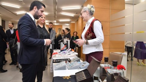 MOMIROVIĆ: Žene preduzetnice igraju važnu ulogu u transformaciji ekonomije Srbije MOMIROVIĆ: Žene preduzetnice igraju važnu ulogu u transformaciji ekonomije Srbije