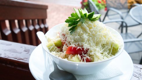 ORIGINALAN KAFANSKI RECEPT ZA ŠOPSKU SALATU: Osvežavajuća i jednostavna, a sastoji se od svežeg povrća i sira ORIGINALAN KAFANSKI RECEPT ZA ŠOPSKU SALATU: Osvežavajuća i jednostavna, a sastoji se od svežeg povrća i sira