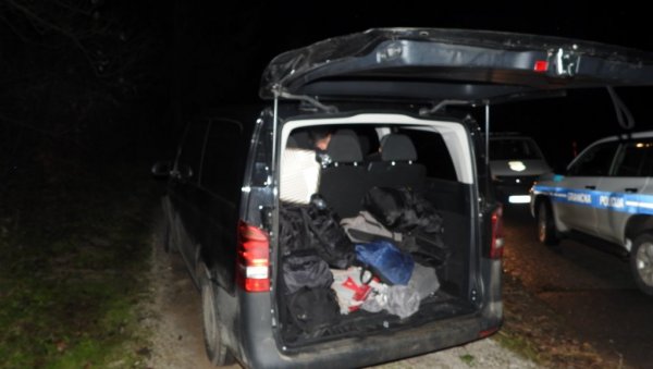 КРИЛИ 36 ИЛЕГАЛНИХ МИГРАНАТА: У Суботици ухапшено шесторо људи КРИЛИ 36 ИЛЕГАЛНИХ МИГРАНАТА: У Суботици ухапшено шесторо људи