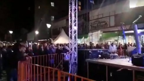 ALEKSANDAR VUČIĆ - SRBIJA NE SME DA STANE DRŽI SKUP U OBRENOVCU: Pevaće i Baja (VIDEO) ALEKSANDAR VUČIĆ - SRBIJA NE SME DA STANE DRŽI SKUP U OBRENOVCU: Pevaće i Baja (VIDEO)