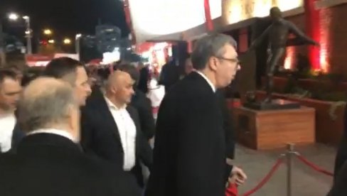 POGLEDAJTE: Predsednik Vučić sa sinom Vukanom bodri Zvezdu protiv Sitija (VIDEO) POGLEDAJTE: Predsednik Vučić sa sinom Vukanom bodri Zvezdu protiv Sitija (VIDEO)