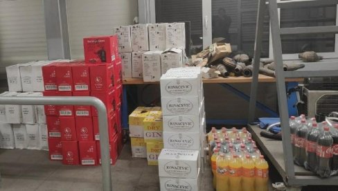 ISPOD BAKRA ALKOHOL I SOKOVI: Nova zaplena akcizne robe na graničnom prelazu Dobrakovo (FOTO) ISPOD BAKRA ALKOHOL I SOKOVI: Nova zaplena akcizne robe na graničnom prelazu Dobrakovo (FOTO)