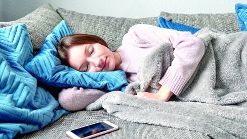 POPODNEVNA DREMKA ZAMENA ZA KOFEIN: Pet razloga da odspavate tokom dana POPODNEVNA DREMKA ZAMENA ZA KOFEIN: Pet razloga da odspavate tokom dana