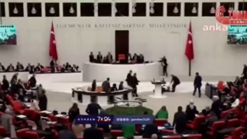 (UZNEMIRUJUĆE) OSUO PALJBU PO ERDOGANU, PA DOŽIVEO SRČANI: Turski poslanik dva dana posle incidenta preminuo u bolnici (VIDEO) (UZNEMIRUJUĆE) OSUO PALJBU PO ERDOGANU, PA DOŽIVEO SRČANI: Turski poslanik dva dana posle incidenta preminuo u bolnici (VIDEO)