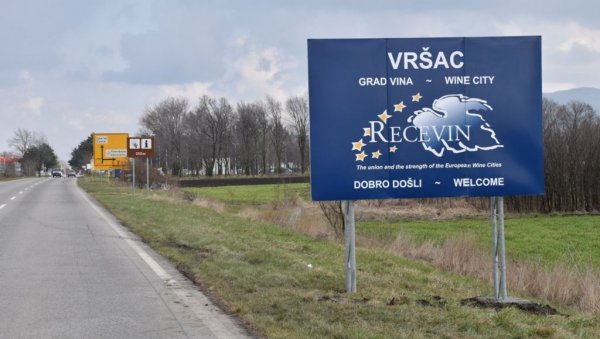 ШТА ЗНАЧИ ОВА ТАБЛА НА УЛАЗУ У ВРШАЦ: Означава јединственост овог града у односу на све остале у Србији ШТА ЗНАЧИ ОВА ТАБЛА НА УЛАЗУ У ВРШАЦ: Означава јединственост овог града у односу на све остале у Србији