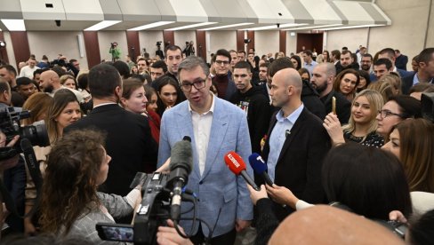 VUČIĆ I ŠAPIĆ U SAVA CENTRU: Družili se sa mladima na koktelu (VIDEO) VUČIĆ I ŠAPIĆ U SAVA CENTRU: Družili se sa mladima na koktelu (VIDEO)