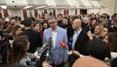VUČIĆ I ŠAPIĆ U SAVA CENTRU: Družili se sa mladima na koktelu (VIDEO) VUČIĆ I ŠAPIĆ U SAVA CENTRU: Družili se sa mladima na koktelu (VIDEO)
