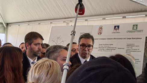 UPRKOS OPSTRUKCIJAMA SKUPŠTINE, MI SMO USPELI NAĆI PARE ZA OVO: Vučić na pitanje Novosti o rebalansu budžeta i izgradnji obilaznice UPRKOS OPSTRUKCIJAMA SKUPŠTINE, MI SMO USPELI NAĆI PARE ZA OVO: Vučić na pitanje Novosti o rebalansu budžeta i izgradnji obilaznice