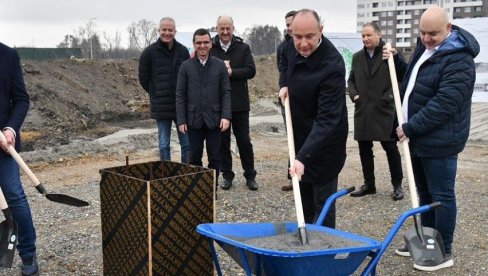 SJAJNE VESTI ZA NOVI SAD, GRADI SE NOVA TOPLANA: Đurić - Ovaj projekat obezbediće toplotnu energiju za 30.000 domaćinstava (FOTO) SJAJNE VESTI ZA NOVI SAD, GRADI SE NOVA TOPLANA: Đurić - Ovaj projekat obezbediće toplotnu energiju za 30.000 domaćinstava (FOTO)
